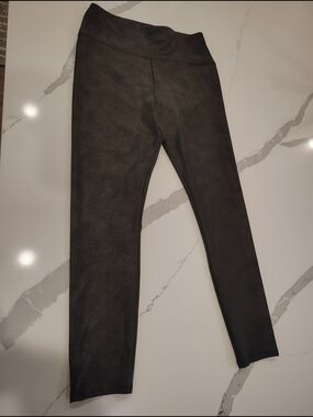 Simply Vera Wang Black Active Leggings With Subtle Crackle Pattern Size L